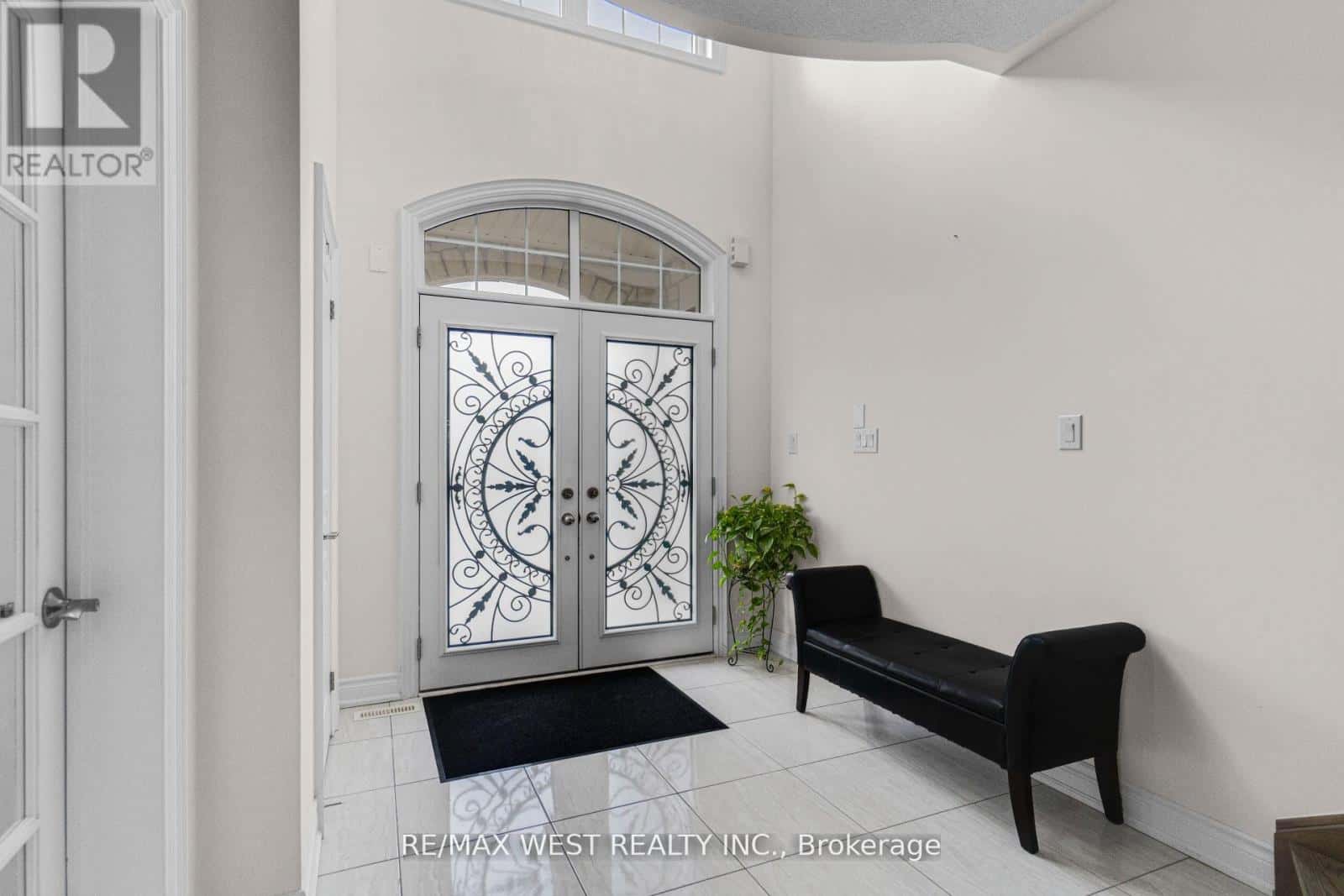 5 ARIES STREET — Brampton (Credit Valley), Ontario - Photo 2 of 22