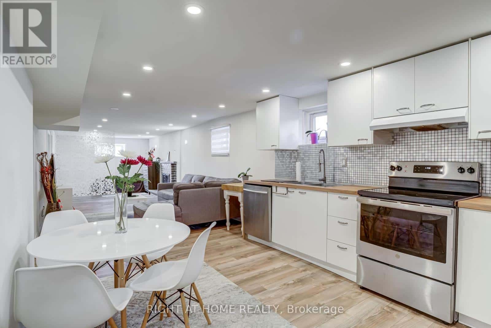 Mississauga (Rathwood) — Mississauga (Rathwood) - Photo 4 of 13