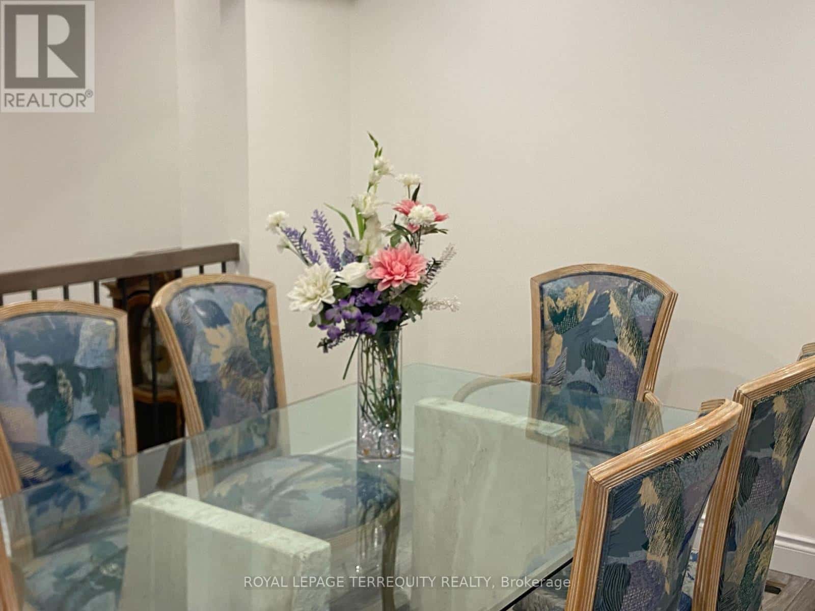 28 FESTIVAL DRIVE — Toronto (Westminster-Branson), Ontario - Photo 4 of 26