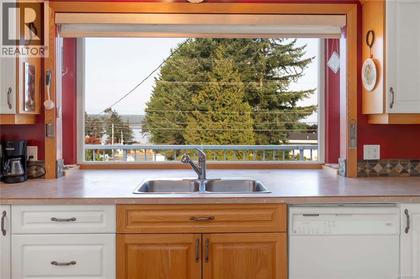 904 Alder St S — Campbell River, British Columbia - Photo 4 of 32