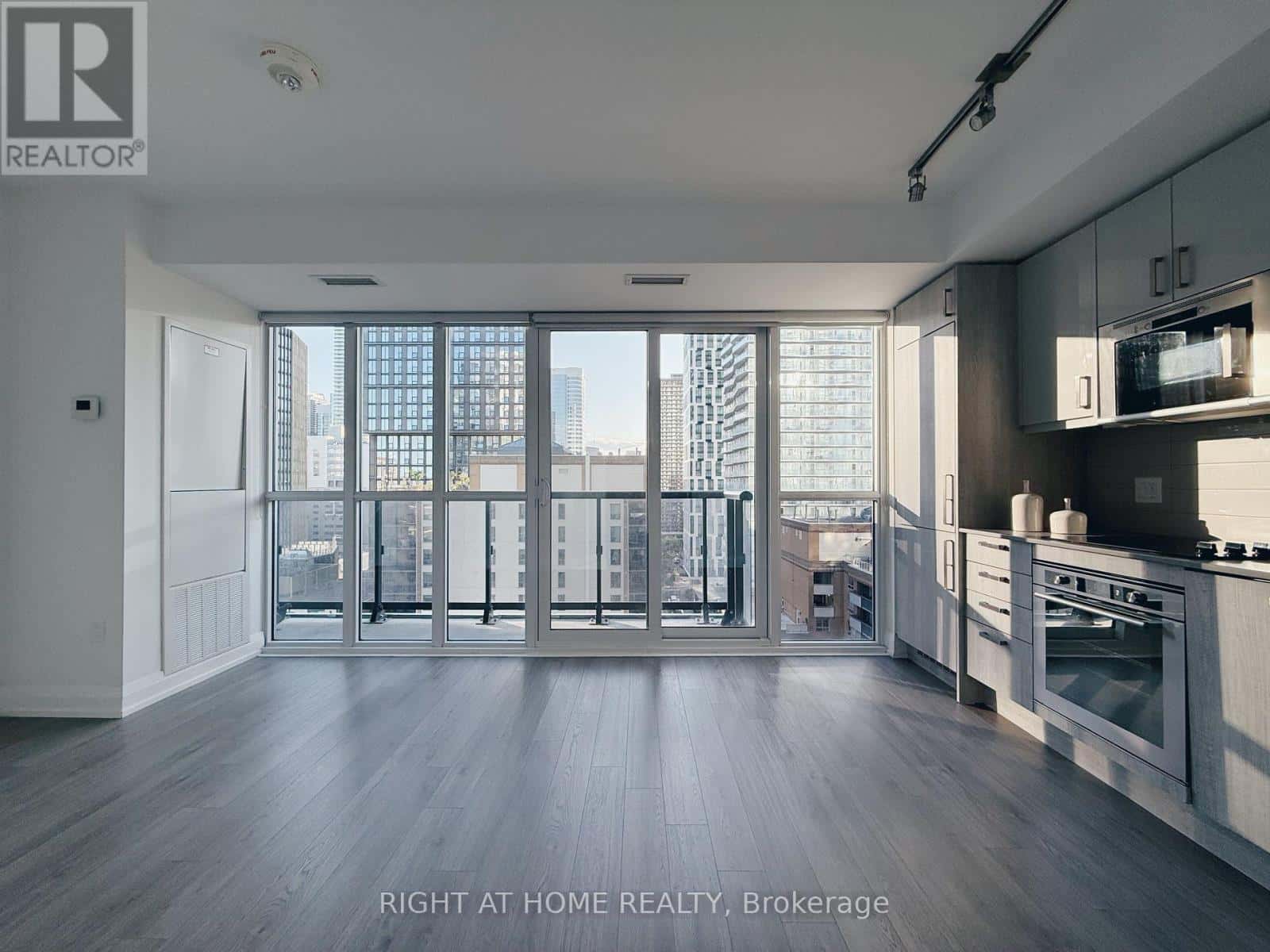 Toronto (Church-Yonge Corridor) — Toronto (Church-Yonge Corridor) - Photo 3 of 18