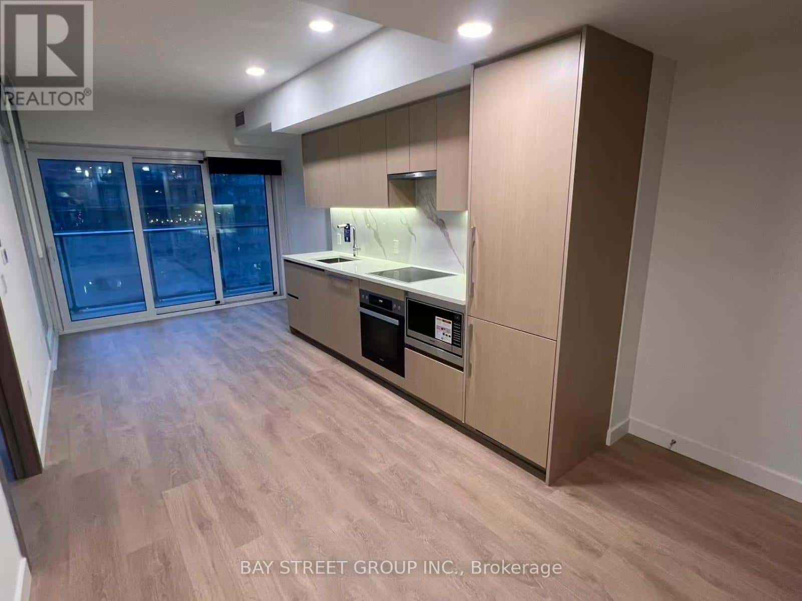 Toronto (Waterfront Communities) — Toronto (Waterfront Communities) - Photo 2 of 8