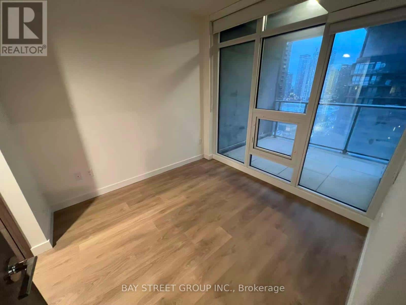 Toronto (Waterfront Communities) — Toronto (Waterfront Communities) - Photo 5 of 8