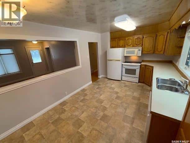 1013 Grayson CRESCENT — Moose Jaw, Saskatchewan - Photo 4 of 26