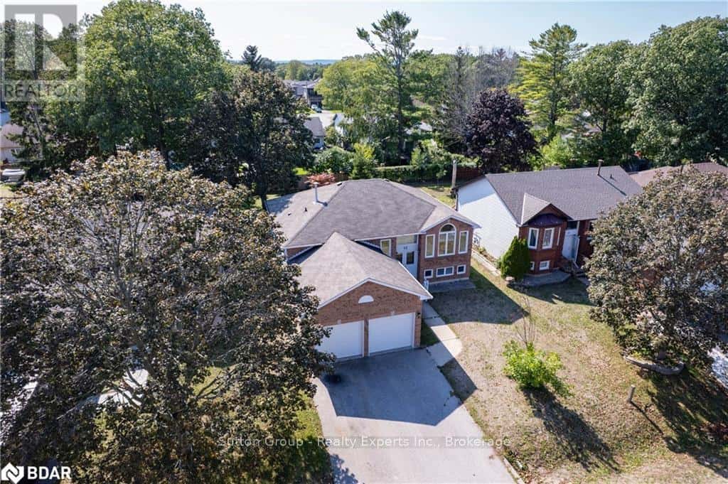 12 LANGEVIN DRIVE — Wasaga Beach, Ontario - Photo 3 of 48