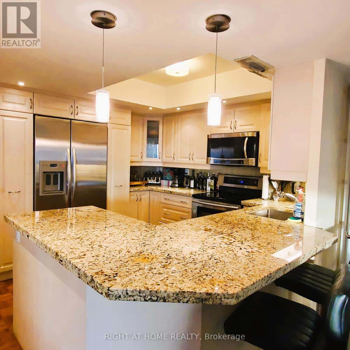 Toronto (Bay Street Corridor) — Toronto (Bay Street Corridor) - Photo 2 of 10