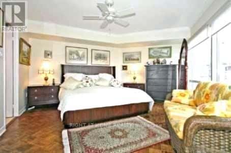 Toronto (Bay Street Corridor) — Toronto (Bay Street Corridor) - Photo 4 of 10