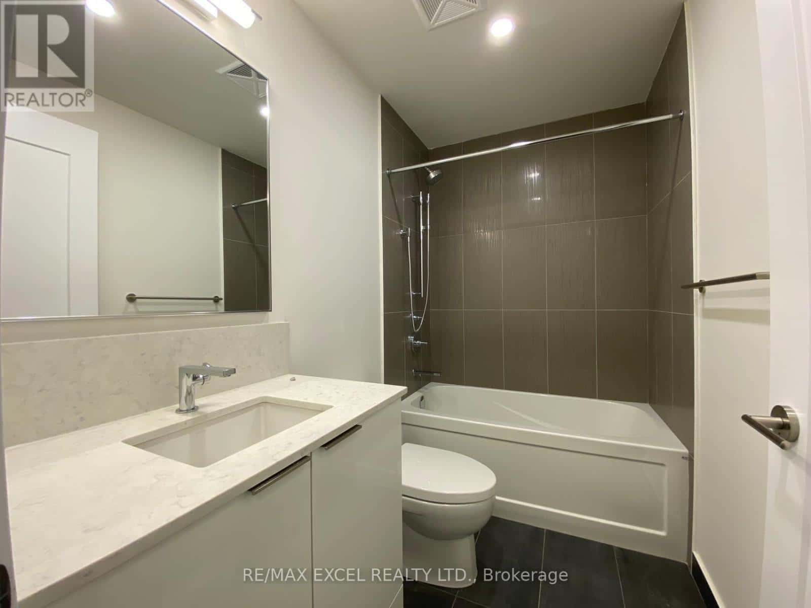 Toronto (Waterfront Communities) — Toronto (Waterfront Communities) - Photo 5 of 37