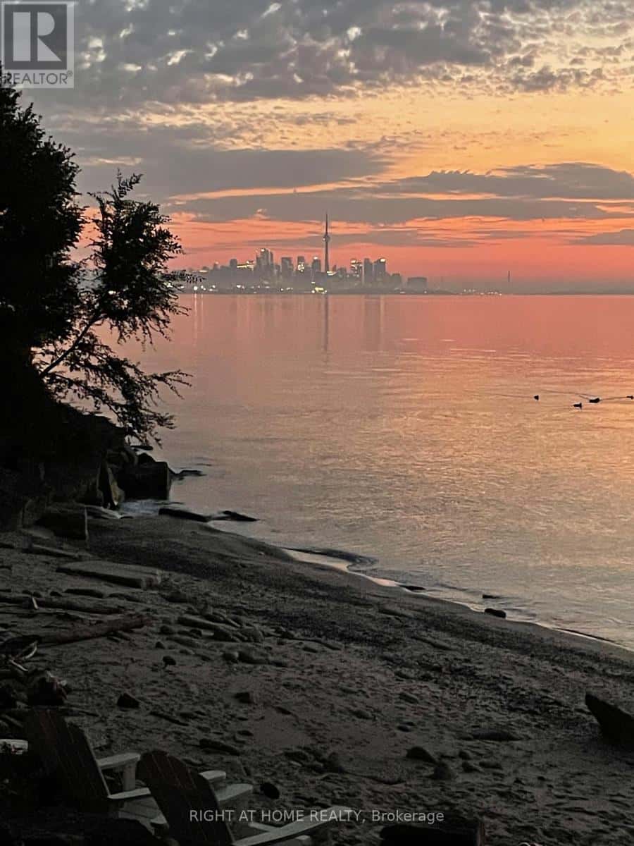 Toronto (Mimico) — Toronto (Mimico) - Photo 2 of 26