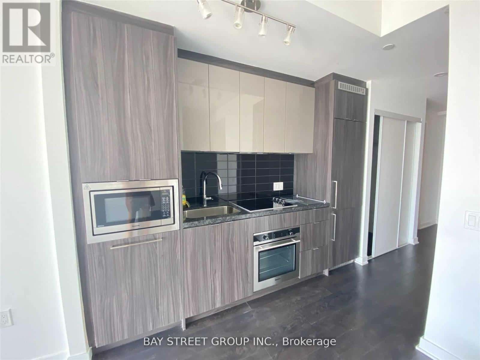 Toronto (Waterfront Communities) — Toronto (Waterfront Communities) - Photo 4 of 11