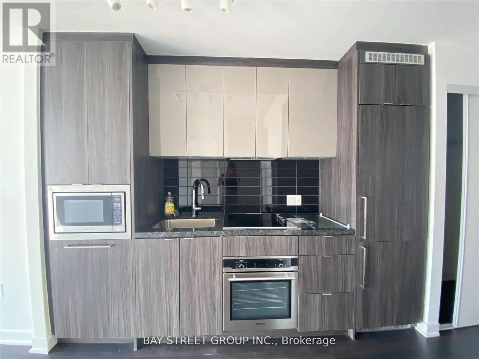 Toronto (Waterfront Communities) — Toronto (Waterfront Communities) - Photo 5 of 11