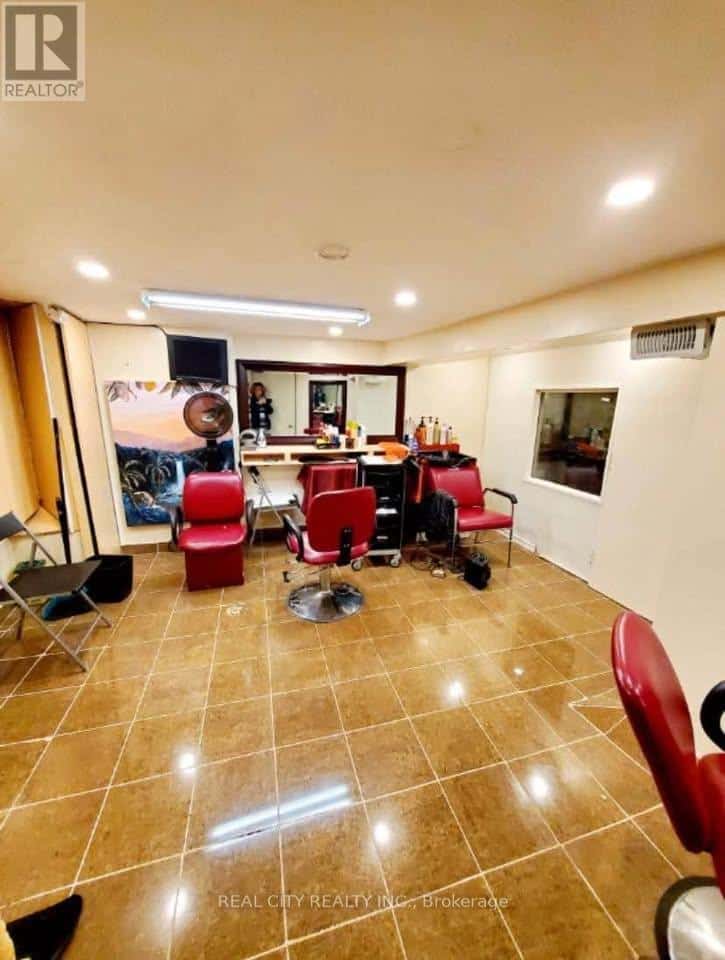 Brampton (Brampton West) — Brampton (Brampton West) - Photo 2 of 5