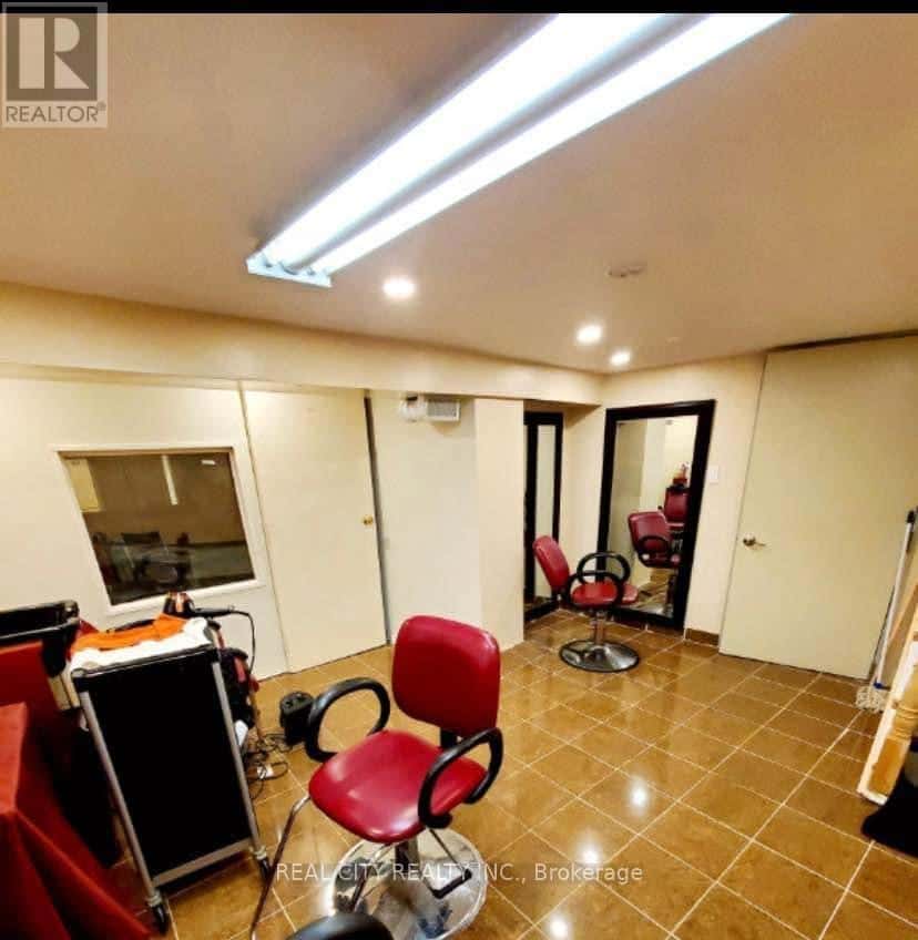 Brampton (Brampton West) — Brampton (Brampton West) - Photo 3 of 5