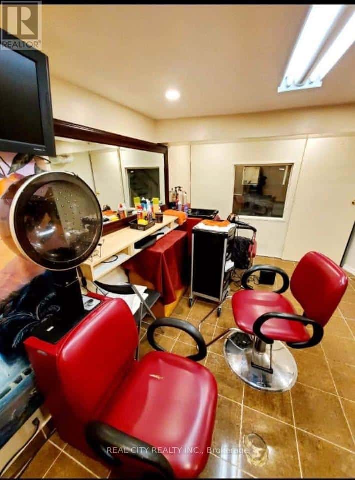 Brampton (Brampton West) — Brampton (Brampton West) - Photo 4 of 5