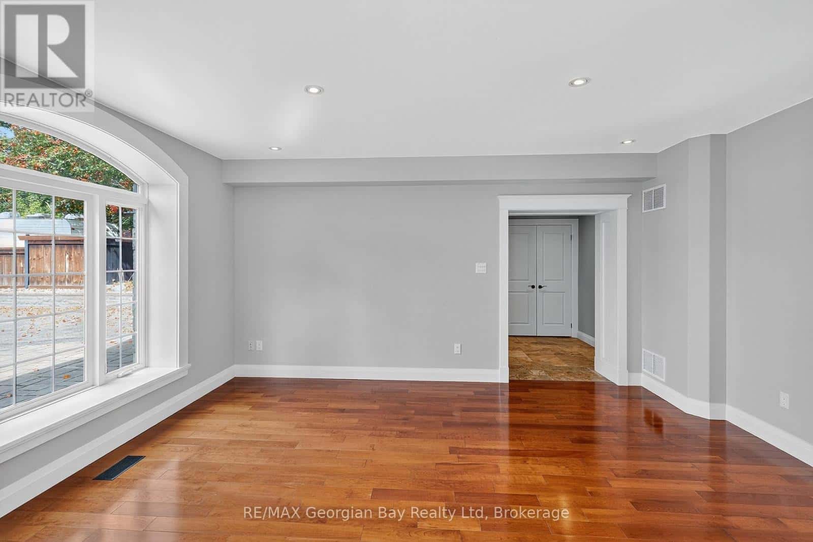 105 DUCKWORTH STREET — Barrie (Codrington), Ontario - Photo 4 of 50