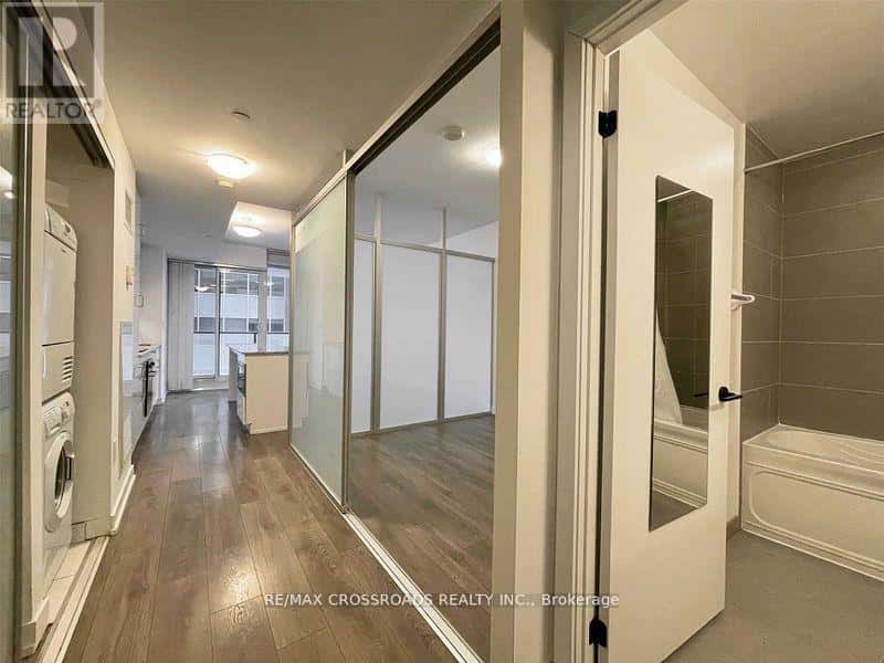 Toronto (Bay Street Corridor) — Toronto (Bay Street Corridor) - Photo 2 of 16