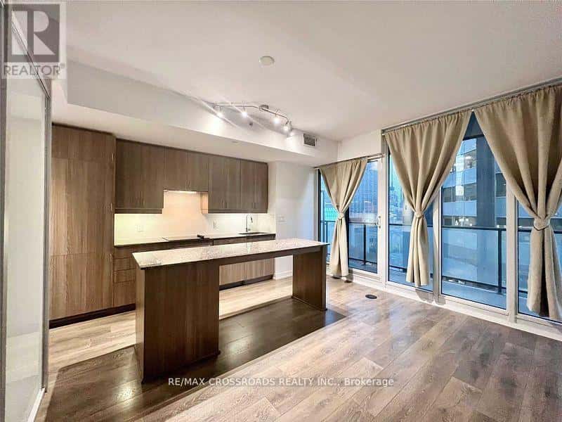 Toronto (Bay Street Corridor) — Toronto (Bay Street Corridor) - Photo 4 of 16