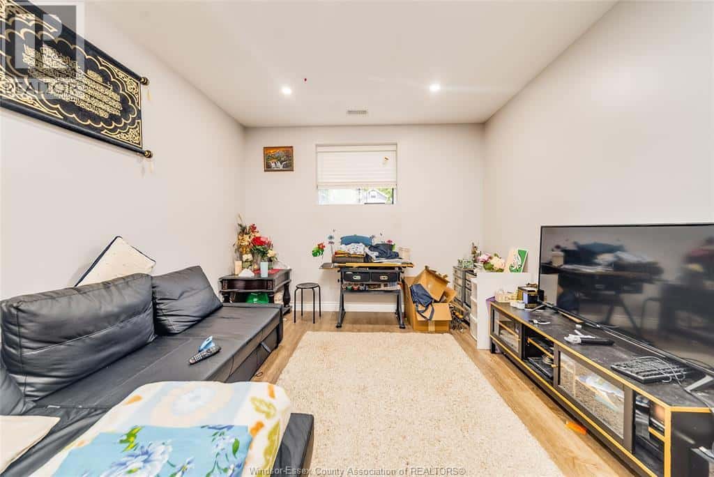 Windsor — Windsor - Photo 3 of 16