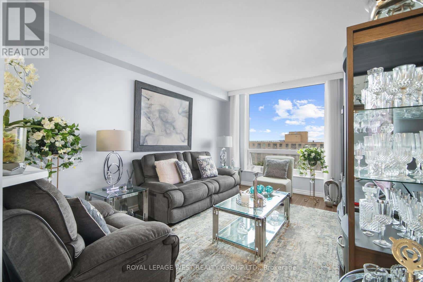 805 - 326 MAJOR MACKENZIE DRIVE E — Richmond Hill (Crosby), Ontario - Photo 3 of 27