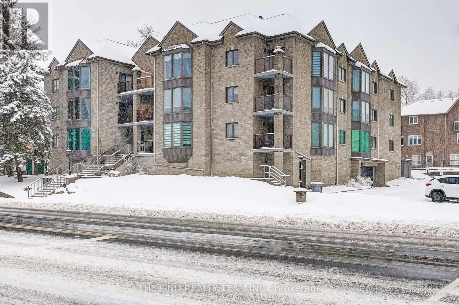 301 - 21 GEORGE STREET — Aurora (Aurora Village), Ontario - Photo 2 of 34