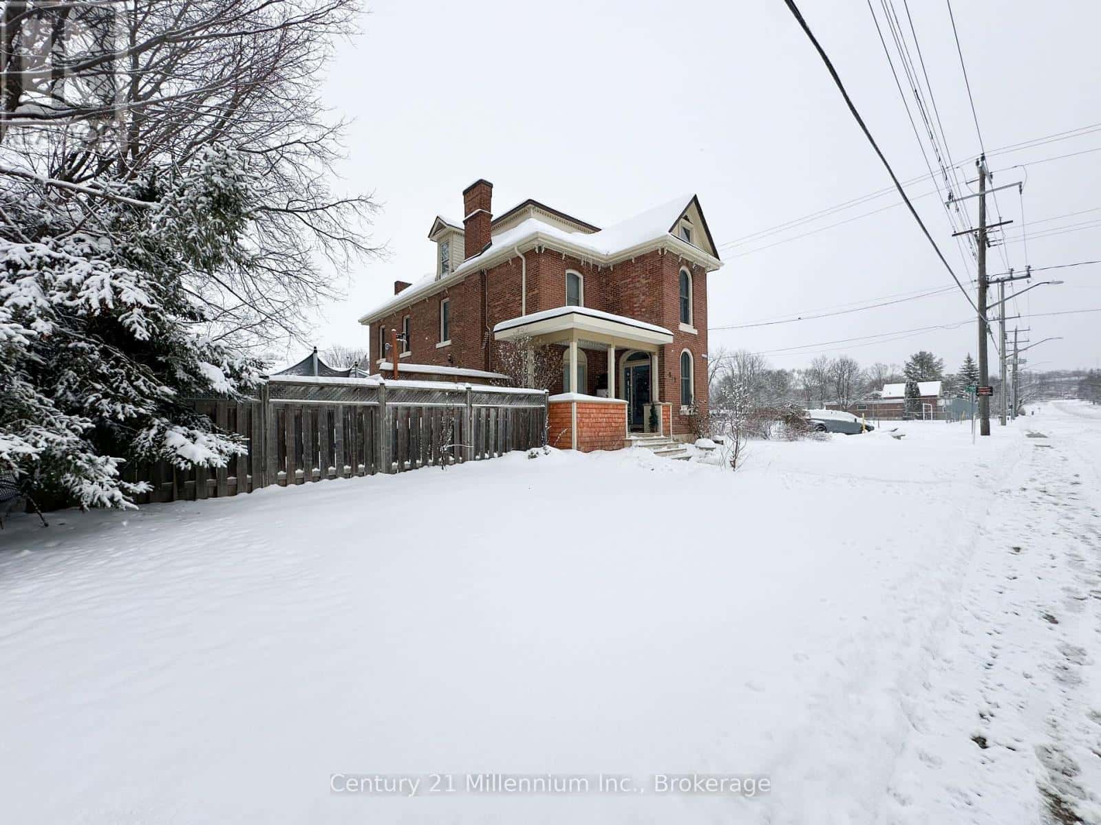 692 15TH STREET E — Owen Sound, Ontario - Photo 4 of 28