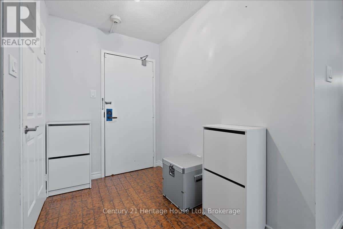 609 - 45 CARLTON STREET — Toronto (Church-Yonge Corridor), Ontario - Photo 4 of 38