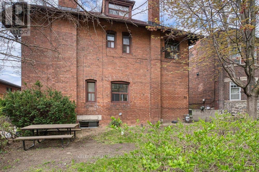 24 INDIAN ROAD CRESCENT — Toronto (High Park North), Ontario - Photo 2 of 27