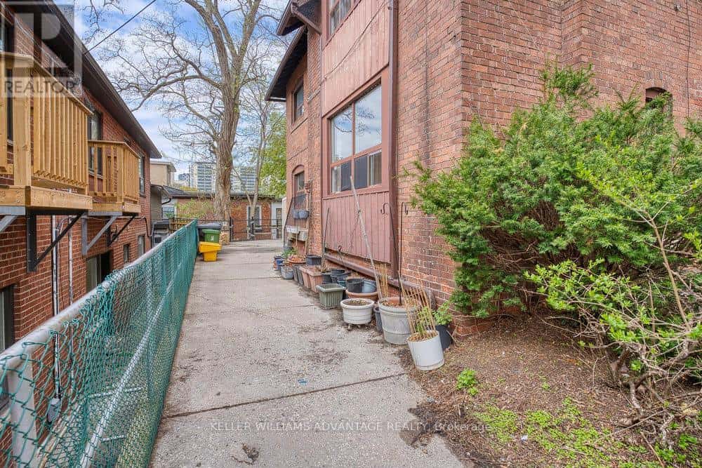 24 INDIAN ROAD CRESCENT — Toronto (High Park North), Ontario - Photo 5 of 27