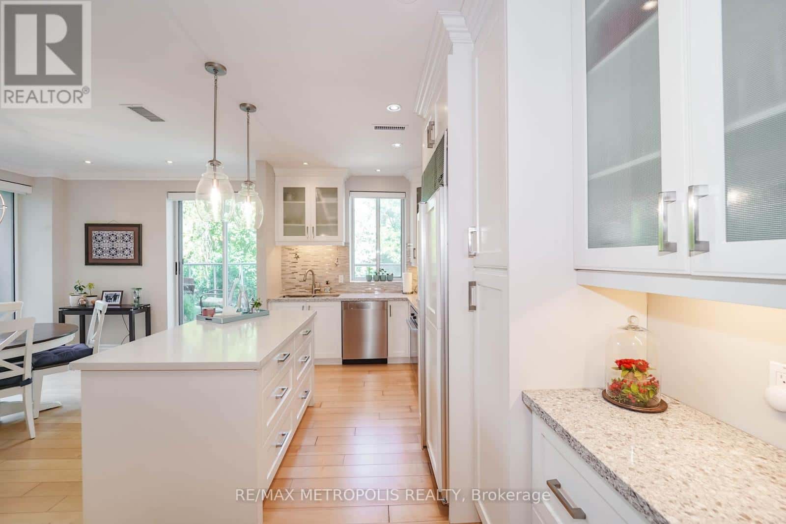 1 Watergarden Way 201