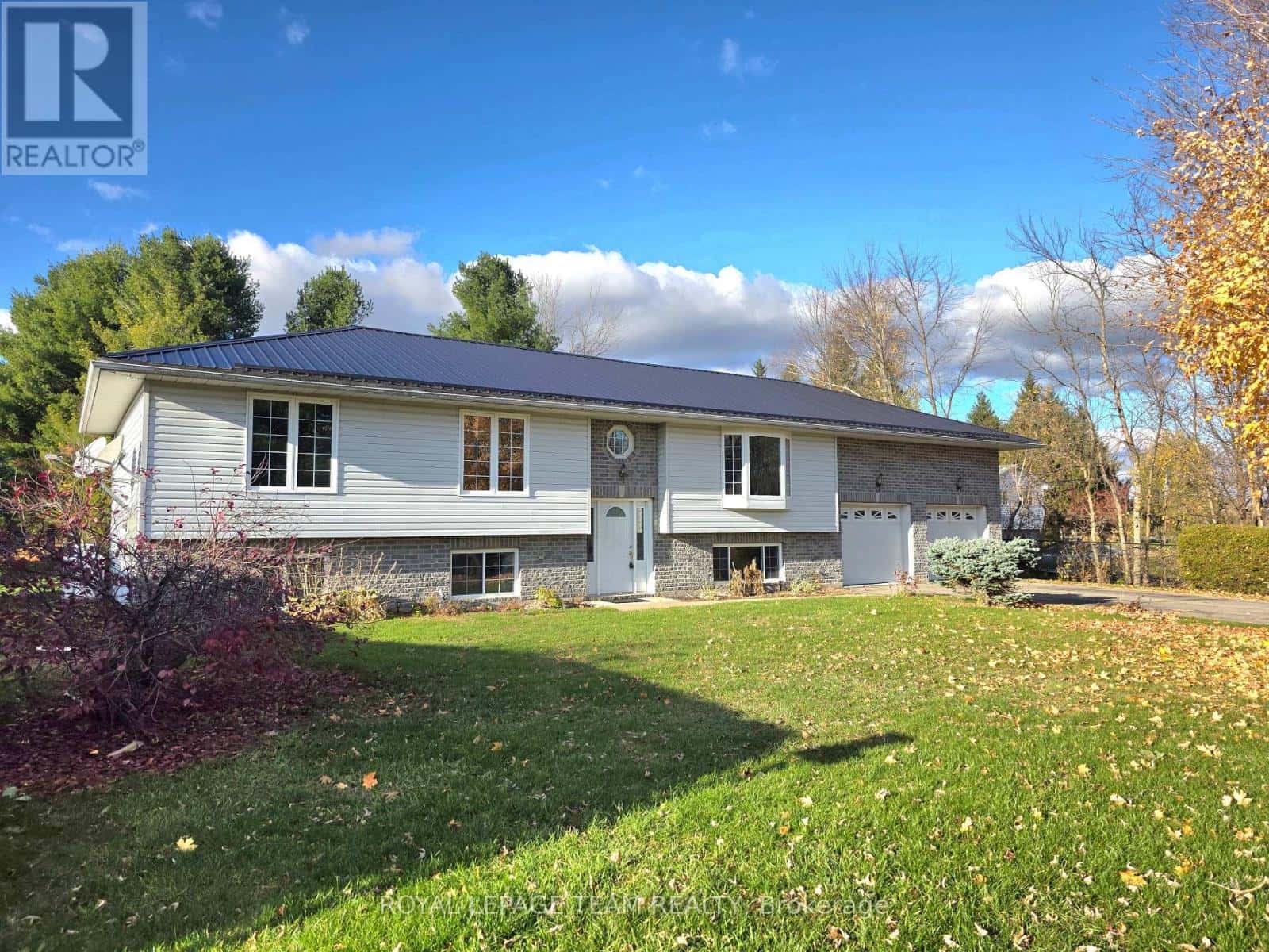 712 HYNDMAN ROAD — Edwardsburgh/Cardinal, Ontario - Photo 2 of 38