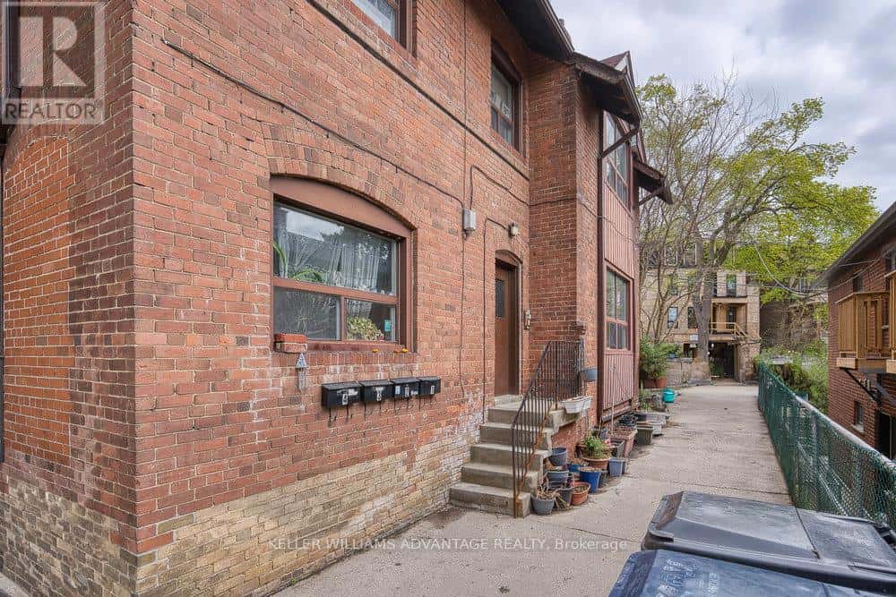 24 INDIAN ROAD CRESCENT — Toronto (High Park North), Ontario - Photo 4 of 27