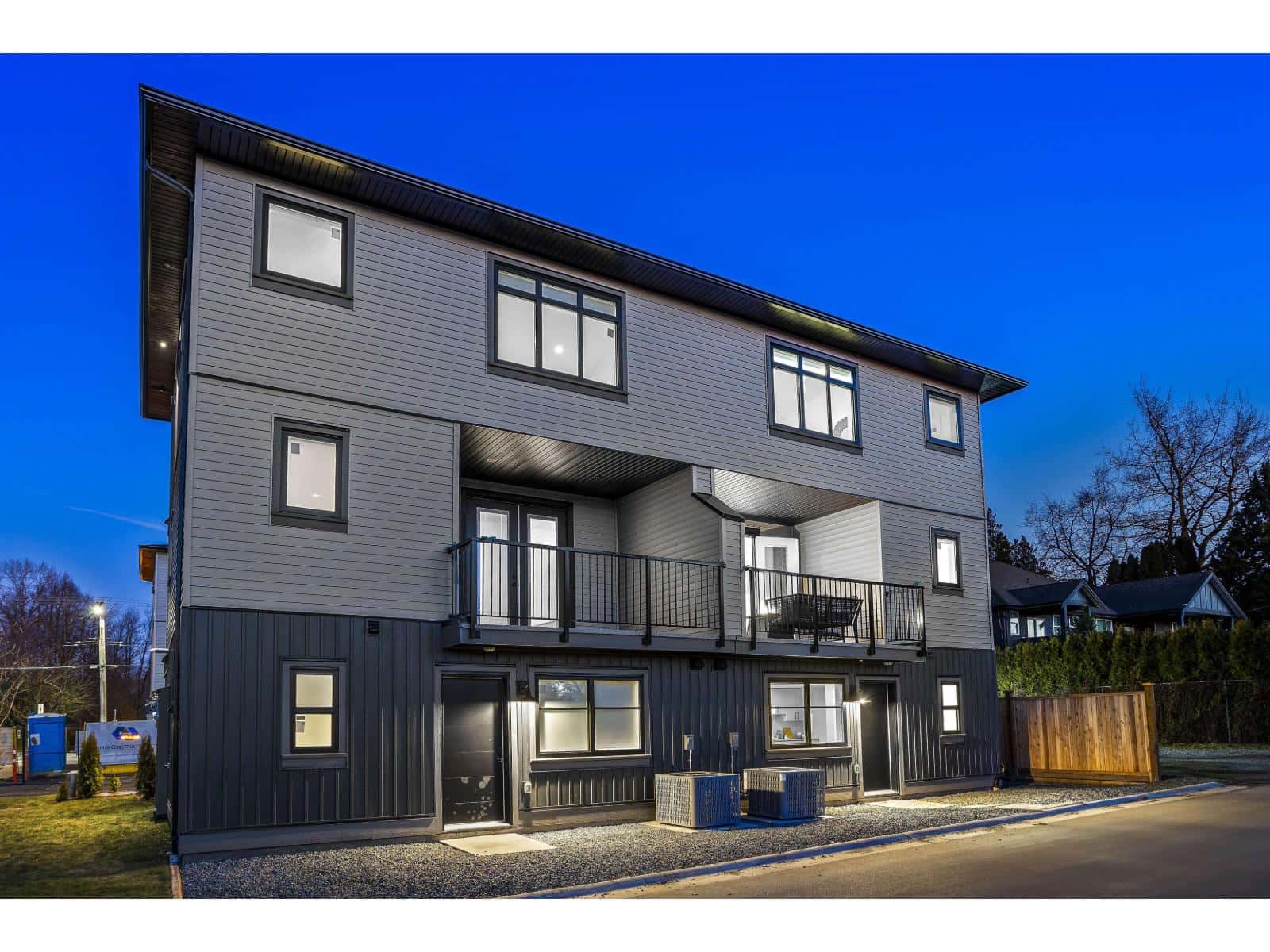 1 33586 HUGGINS AVENUE — Abbotsford, British Columbia - Photo 2 of 40