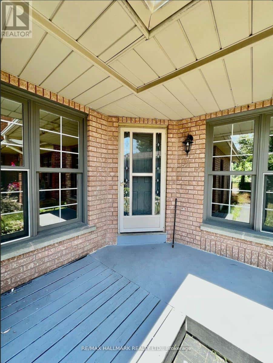 393 PICKERING CRESCENT — Newmarket (Gorham-College Manor), Ontario - Photo 2 of 9