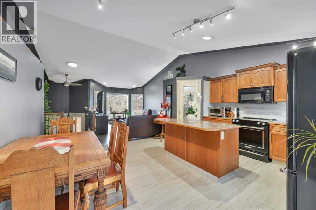 114 Old Boomer Road — Sylvan Lake, Alberta - Photo 4 of 42