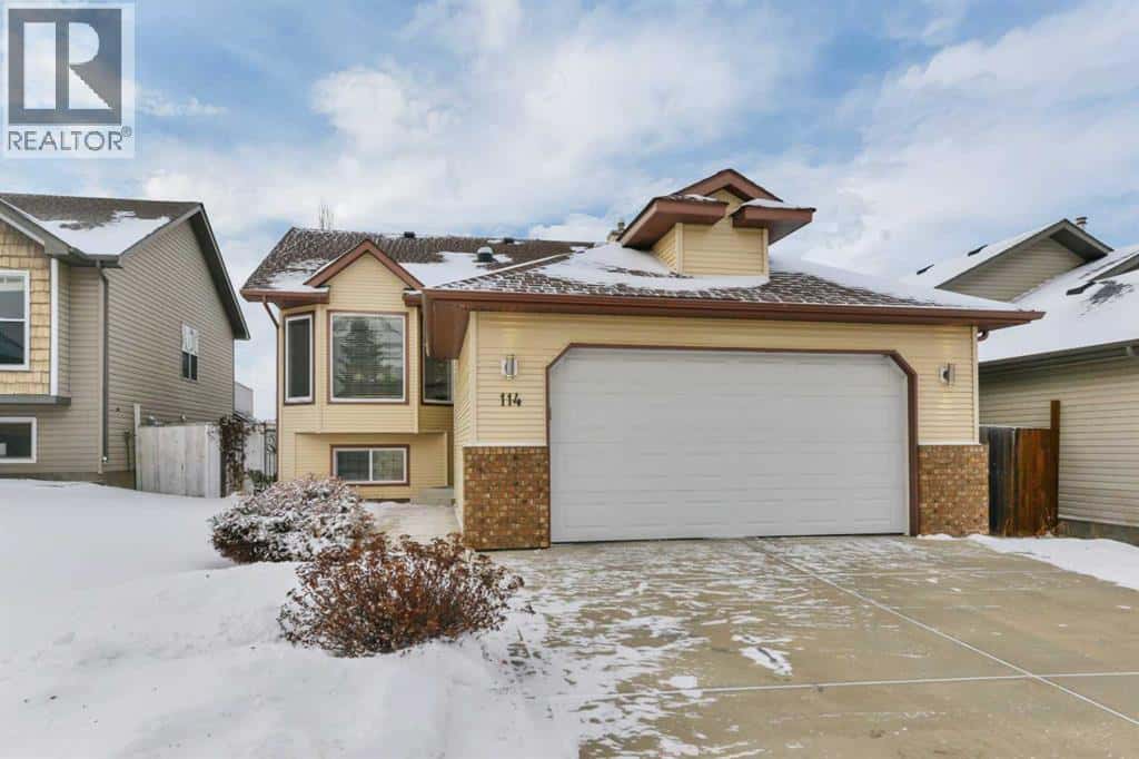 114 Old Boomer Road — Sylvan Lake, Alberta - Photo 2 of 42