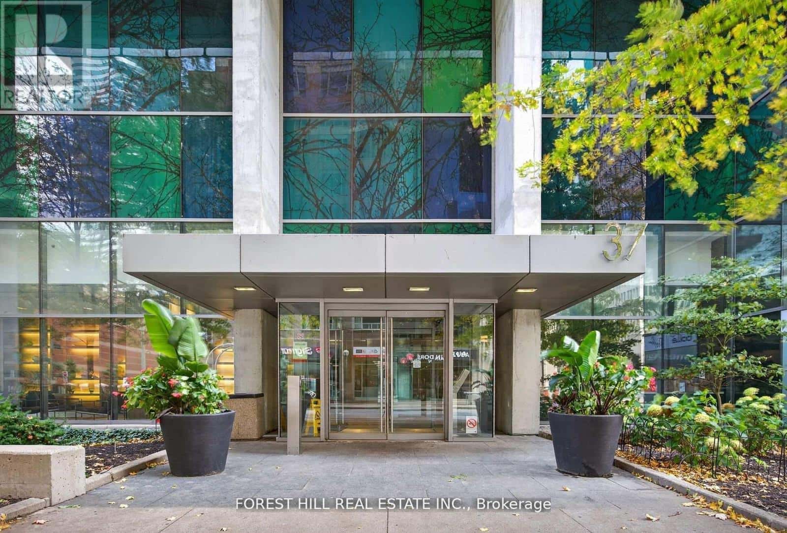 3109 - 37 GROSVENOR STREET — Toronto (Bay Street Corridor), Ontario - Photo 2 of 24