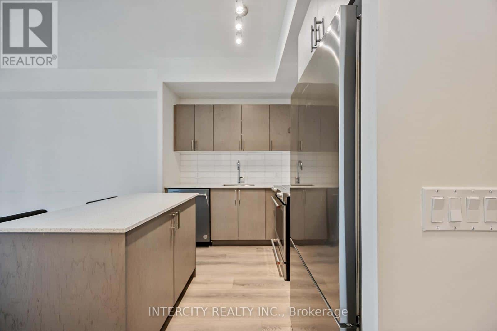 Vaughan (Vellore Village) — Vaughan (Vellore Village) - Photo 4 of 32