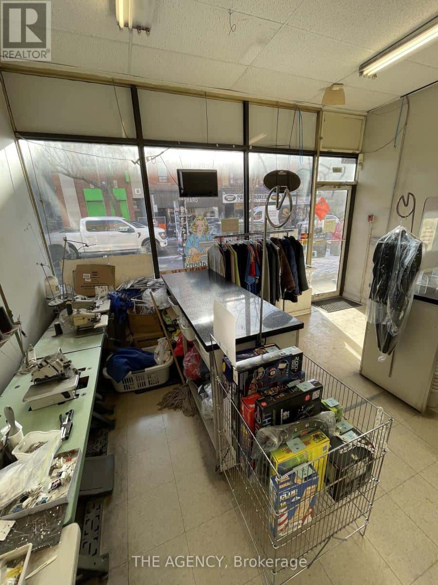 Toronto (Junction Area) — Toronto (Junction Area) - Photo 5 of 14