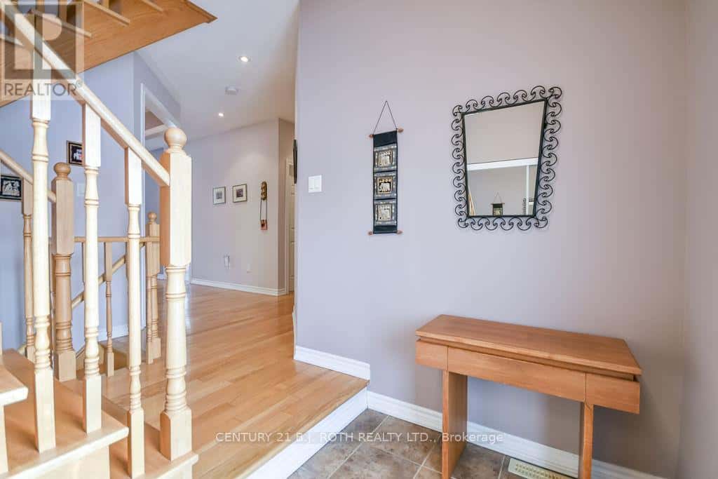 24 CONNAUGHT LANE — Barrie (Innis-Shore), Ontario - Photo 5 of 42