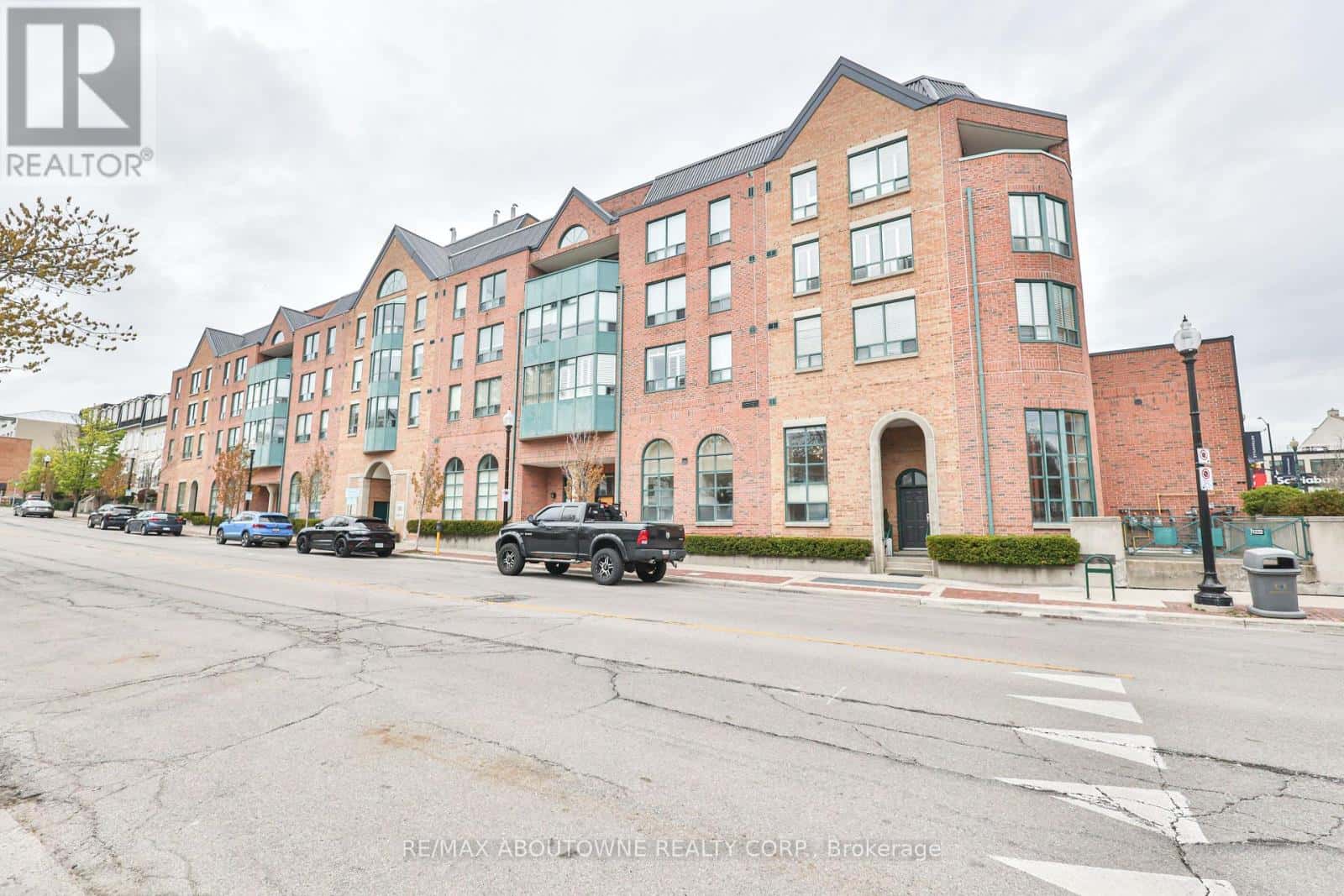 404 - 185 ROBINSON STREET — Oakville (OO Old Oakville), Ontario - Photo 2 of 23