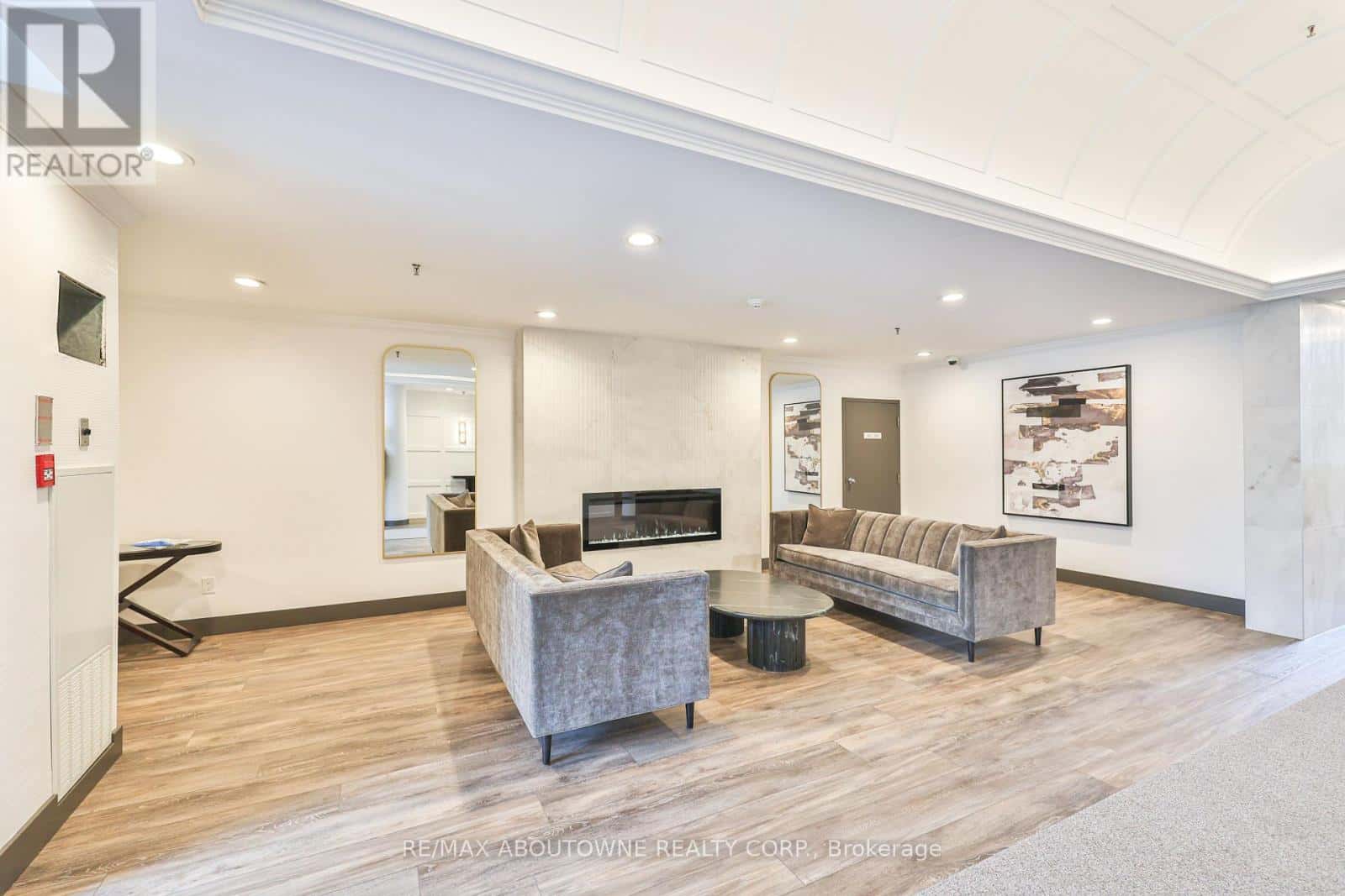 404 - 185 ROBINSON STREET — Oakville (OO Old Oakville), Ontario - Photo 5 of 23