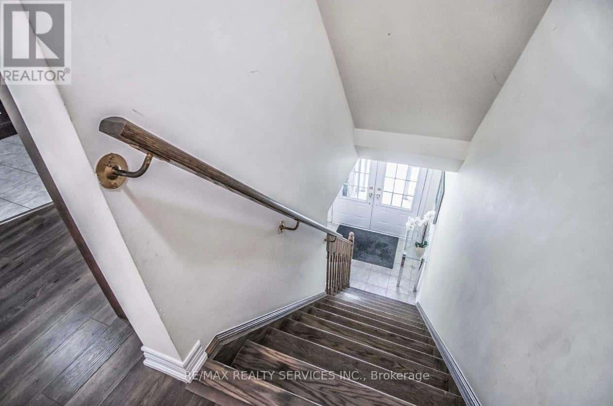 10 RABBIT RUN WAY — Brampton (Heart Lake East), Ontario - Photo 2 of 11