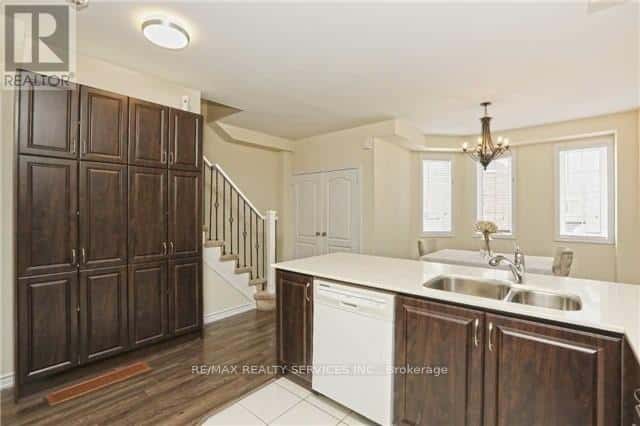 10 RABBIT RUN WAY — Brampton (Heart Lake East), Ontario - Photo 4 of 11