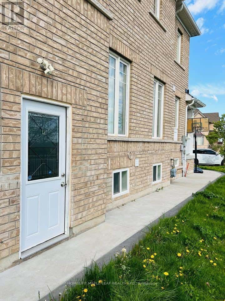 BASEMENT - 14 NIGHTLAND COURT — Brampton (Credit Valley) - Photo 2 of 8