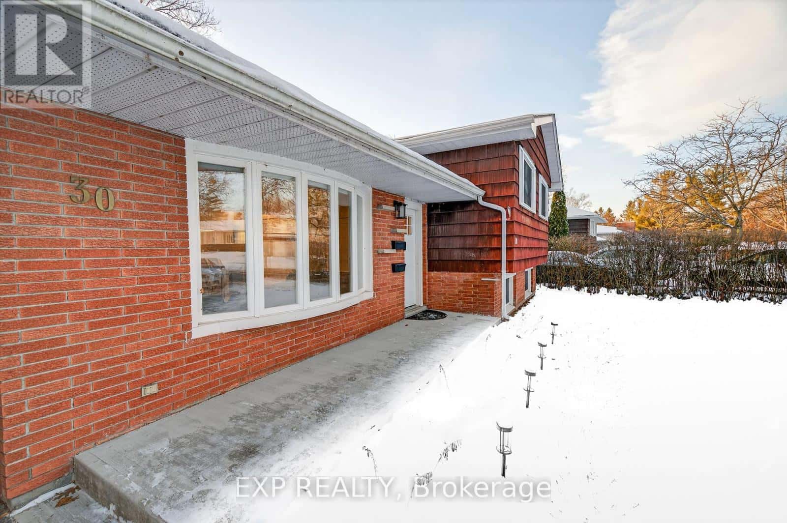 30 QUEEN MARY ROAD — Kingston (Central City West), Ontario - Photo 2 of 43