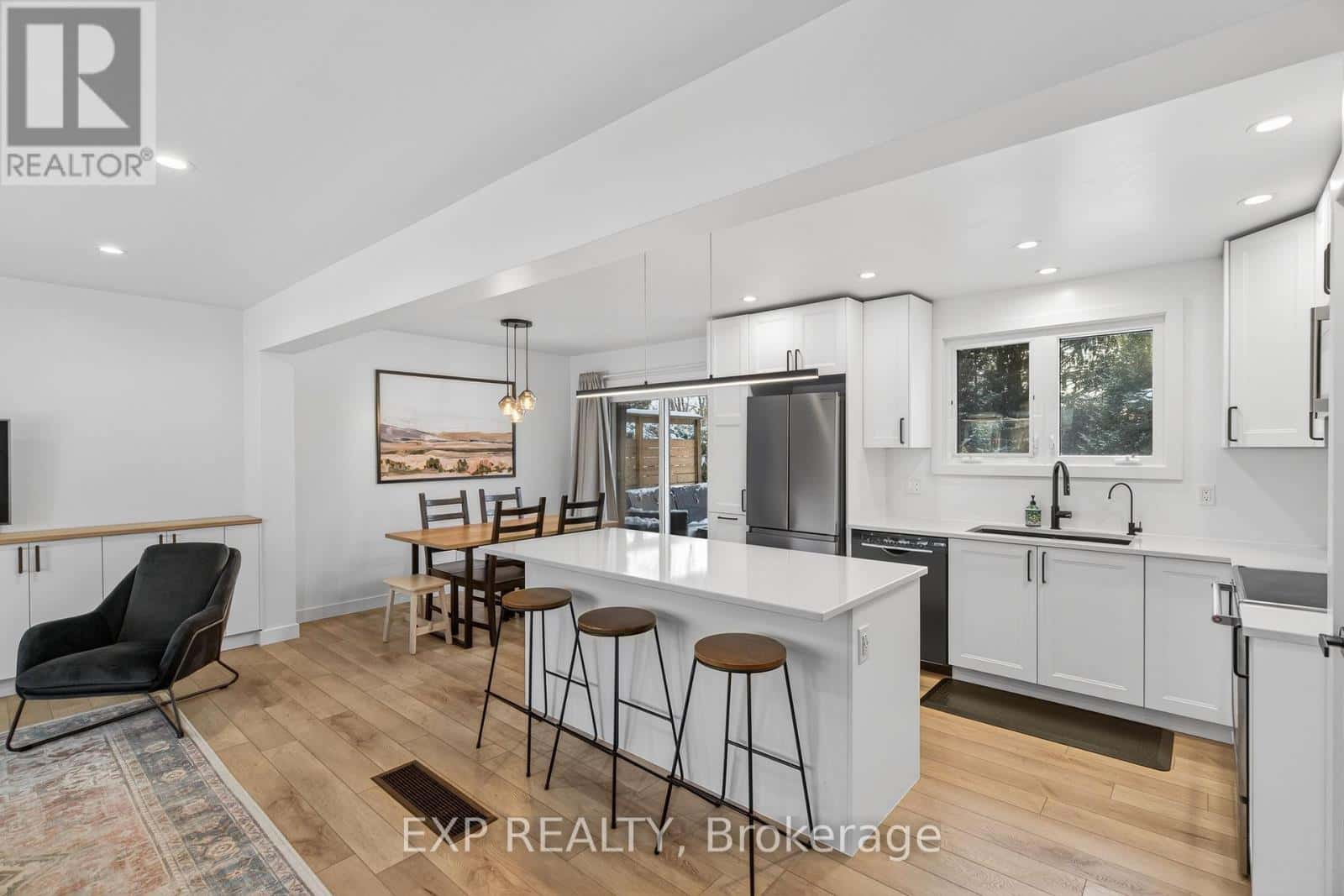 30 QUEEN MARY ROAD — Kingston (Central City West), Ontario - Photo 3 of 43