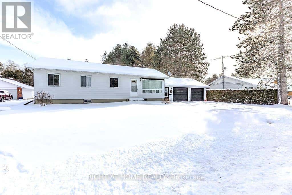 28 JACKPINE STREET — Madawaska Valley, Ontario - Photo 2 of 34