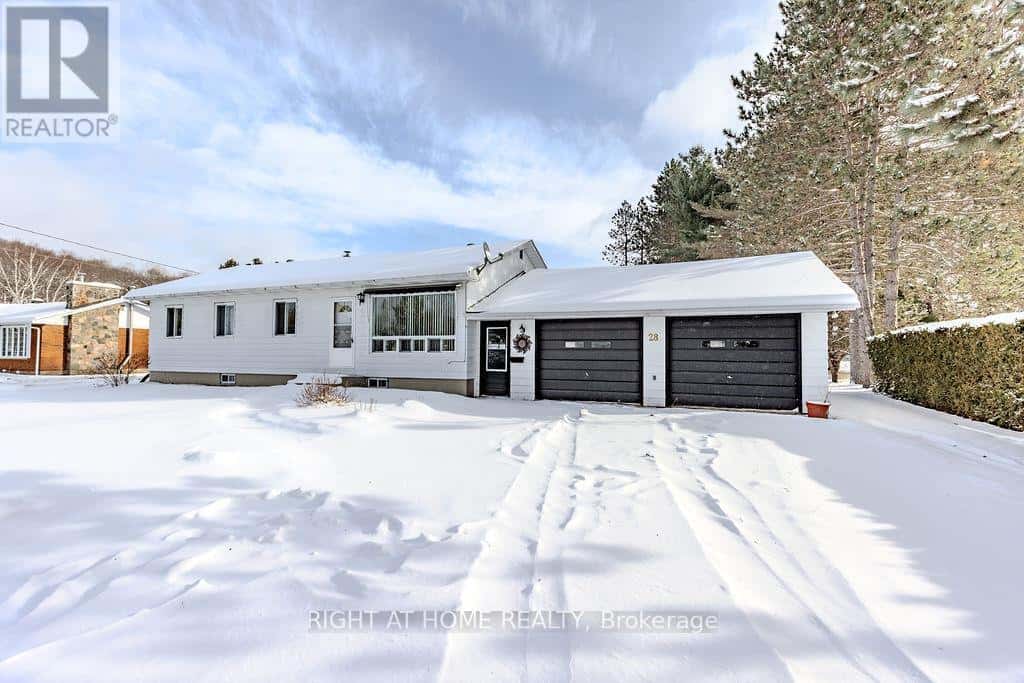 28 JACKPINE STREET — Madawaska Valley, Ontario - Photo 4 of 34