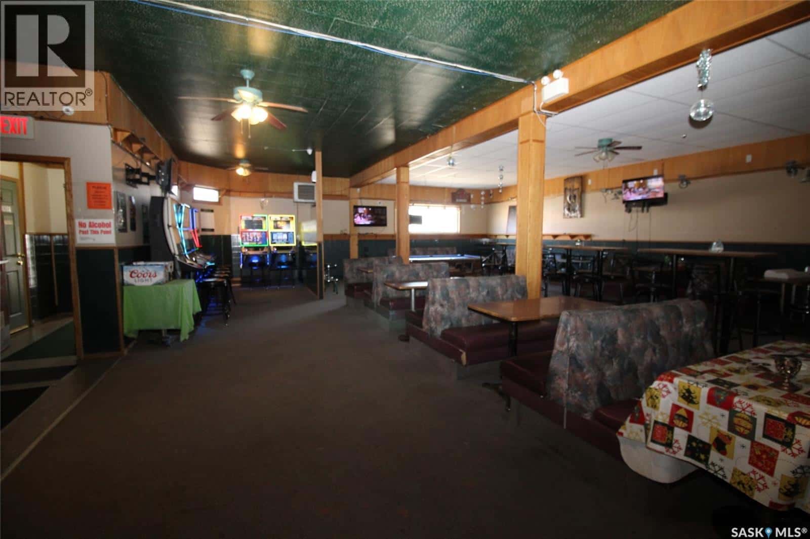 90 3rd AVENUE W — Shaunavon, Saskatchewan - Photo 3 of 29