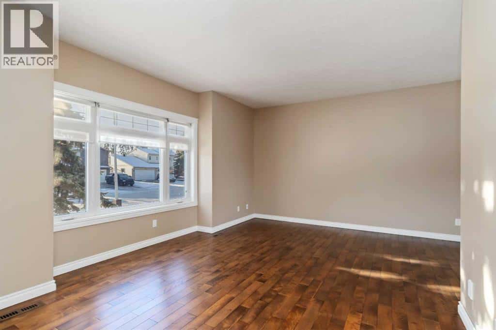 140 Brosseau Crescent — Fort McMurray, Alberta - Photo 3 of 32